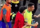 Capitão do Brasil bate boca com torcedor e Neymar intervém