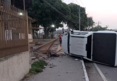 Mulher foge após capotar carro e destruir muro de Igreja na Cidade Nova