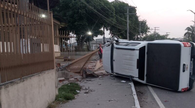 Mulher foge após capotar carro e destruir muro de Igreja na Cidade Nova